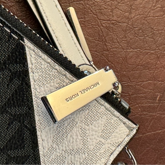 Michael Kors Adele Smartphone Wallet - Picture 2 of 4